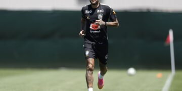 Neymar vai a campo pela primeira vez em treino da seleção brasileira