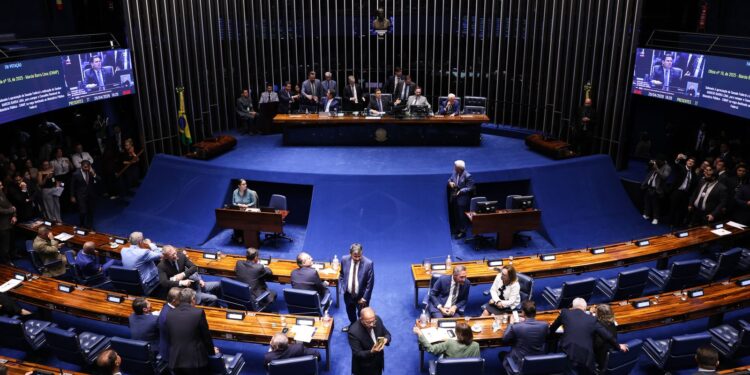 PEC pelo fim da escala 6x1 aguarda tramitação no Senado