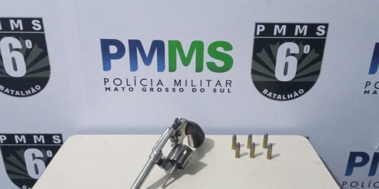 POLÍCIA MILITAR IMPEDE POSSÍVEL TRAGÉDIA E PRENDE HOMEM ARMADO APÓS AMEAÇAS EM CORUMBÁ
