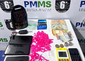 POLÍCIA MILITAR PRENDE SUSPEITO E FRUSTRA COMÉRCIO DE DROGAS DURANTE PATRULHAMENTO