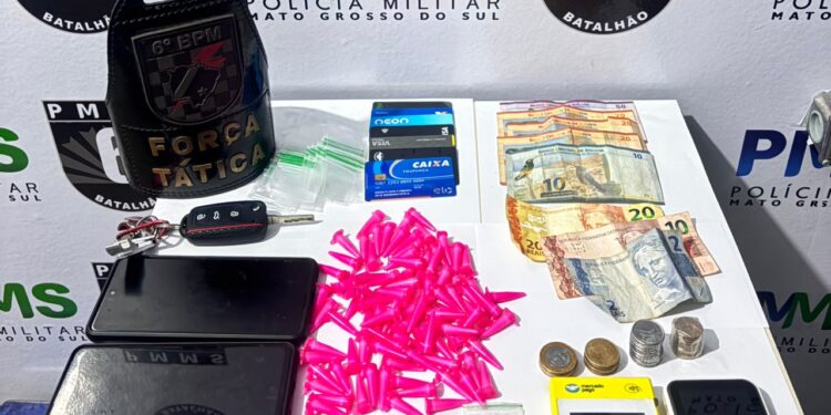 POLÍCIA MILITAR PRENDE SUSPEITO E FRUSTRA COMÉRCIO DE DROGAS DURANTE PATRULHAMENTO
