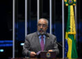 Senador Paulo Paim (PT-RS) em discurso à tribuna.
