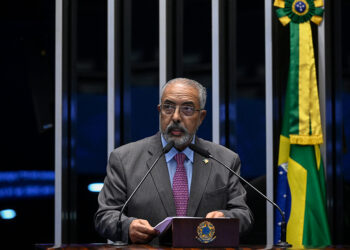 Senador Paulo Paim (PT-RS) em discurso à tribuna.