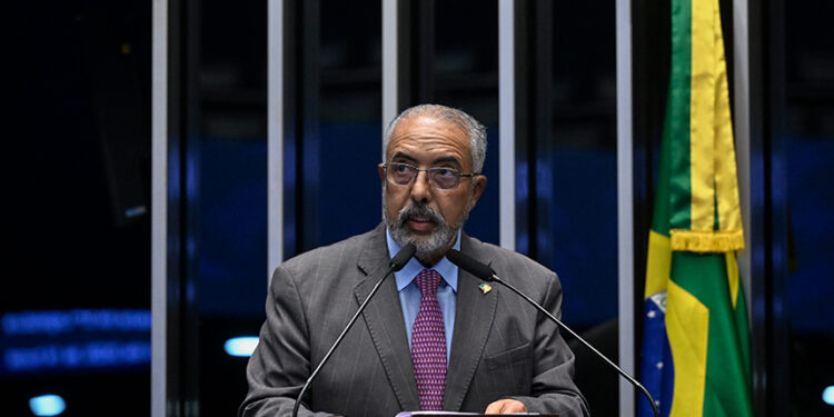 Senador Paulo Paim (PT-RS) em discurso à tribuna.