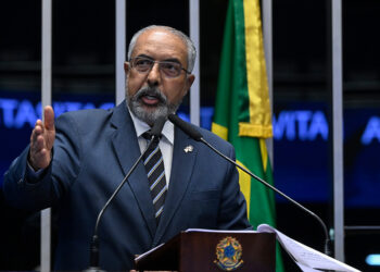 À tribuna, em discurso, senador Paulo Paim (PT-RS).