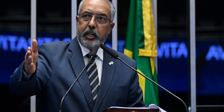 À tribuna, em discurso, senador Paulo Paim (PT-RS).