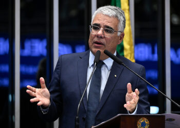 Em discurso, à tribuna, senador Eduardo Girão (Novo-CE).