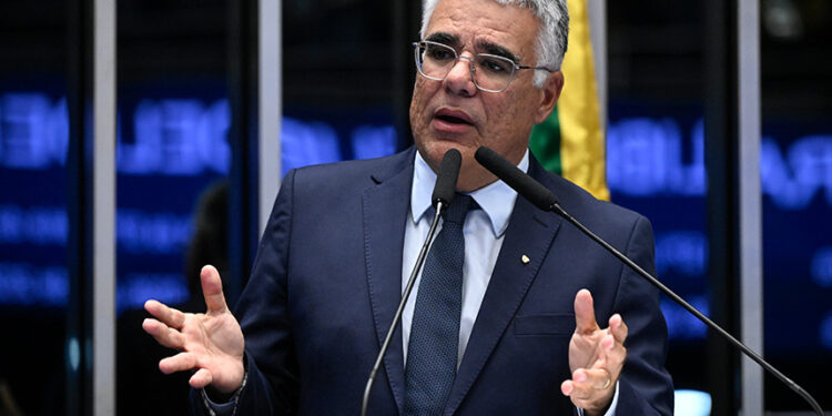 Em discurso, à tribuna, senador Eduardo Girão (Novo-CE).