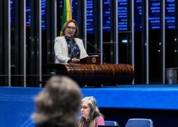 À tribuna, em discurso, senadora Zenaide Maia (PSD-RN).