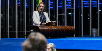 À tribuna, em discurso, senadora Zenaide Maia (PSD-RN).