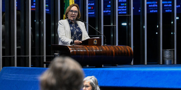 À tribuna, em discurso, senadora Zenaide Maia (PSD-RN).