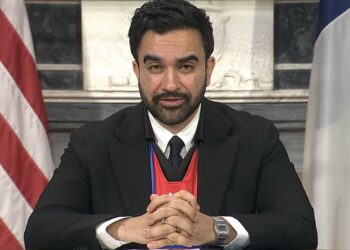 Prefeito de Nova York exalta Sócrates e mobilização social no futebol
