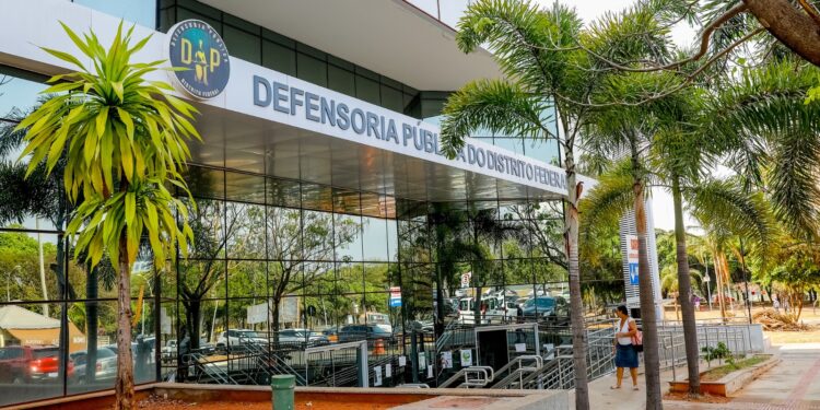 Hoje, a Defensoria Pública está presente em quase todas as regiões administrativas. Há projetos para a expansão da instituição até chegarmos a todas elas. Poder acolher e orientar essas pessoas é causa de muita alegria para os que compõem a instituição”, define o defensor público-geral, Celestino Chupel