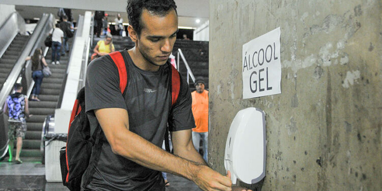 Projeto torna obrigatória oferta de álcool em gel em locais públicos