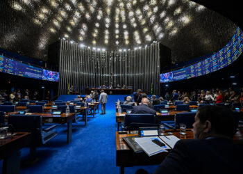 Parlamentares à bancada.