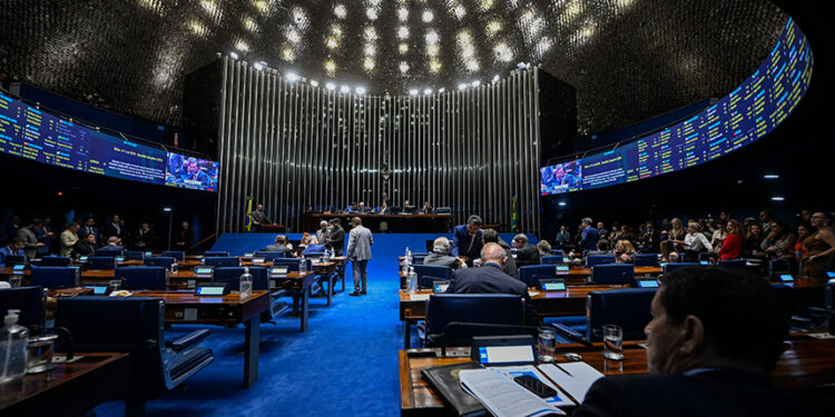Parlamentares à bancada.