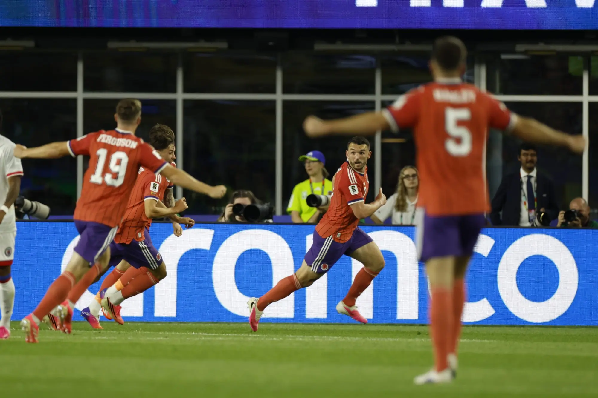 Jogadores da Escócia comemoram gol contra o Haiti
