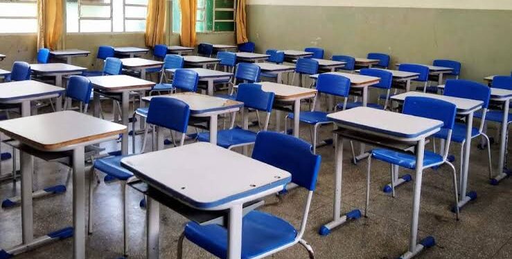 Pai de estudante é agredido a capacetadas após briga escolar em Campo Grande