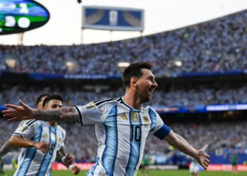 Show de Messi: 3 gols na vitória e marca de Klose alcançada