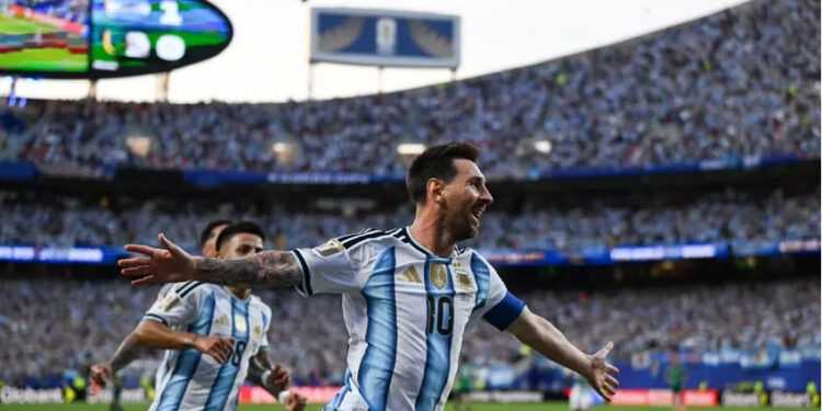 Show de Messi: 3 gols na vitória e marca de Klose alcançada