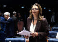 À bancada, em pronunciamento, senadora Leila Barros (PDT-DF).