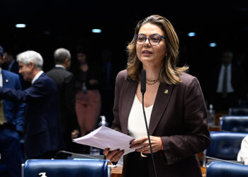 À bancada, em pronunciamento, senadora Leila Barros (PDT-DF).