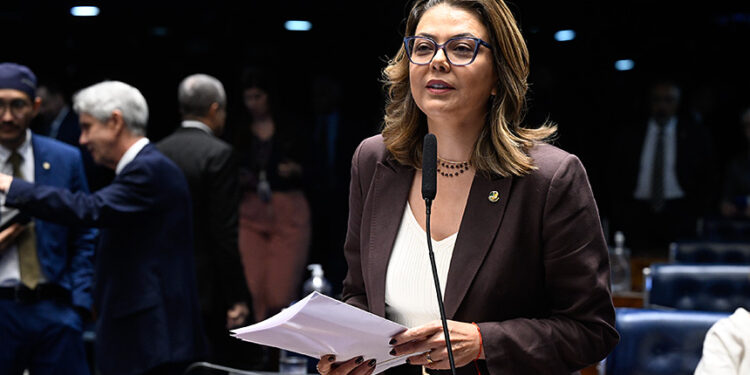 À bancada, em pronunciamento, senadora Leila Barros (PDT-DF).