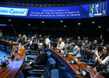 À bancada, convidados acompanham sessão.