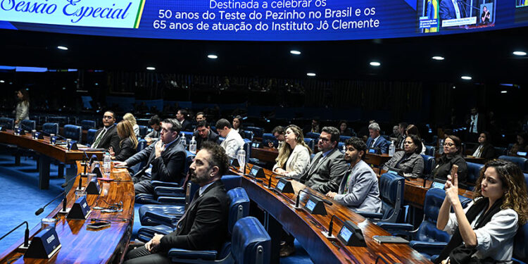 À bancada, convidados acompanham sessão.