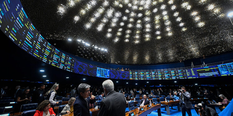 Senadores Randolfe Rodrigues (PT-AP) e Jaques Wagner (PT-BA) conversam.