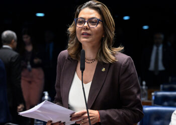 À bancada, em pronunciamento, senadora Leila Barros (PDT-DF).