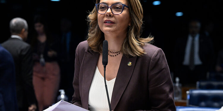 À bancada, em pronunciamento, senadora Leila Barros (PDT-DF).