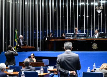 Senadores do governo e da oposição se solidarizam com presidente do Senado