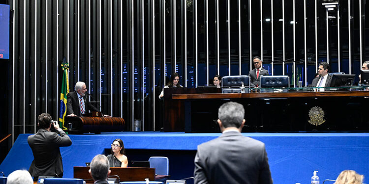Senadores do governo e da oposição se solidarizam com presidente do Senado
