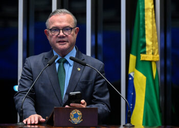 À tribuna, em discurso, senador Wellington Fagundes (PL-MT).