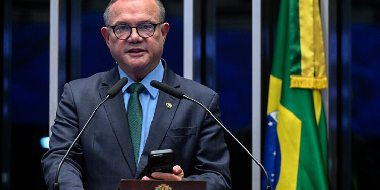 À tribuna, em discurso, senador Wellington Fagundes (PL-MT).