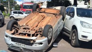 Acidente com capotamento envolve cinco veículos ao lado da Câmara de Campo Grande