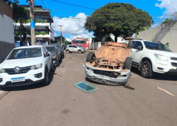 Acidente com capotamento envolve cinco veículos ao lado da Câmara de Campo Grande