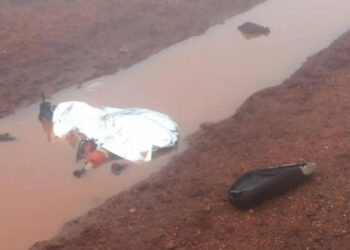Piloto de moto encontrado morto em área de fronteira