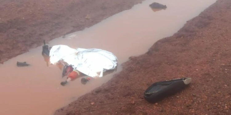 Piloto de moto encontrado morto em área de fronteira