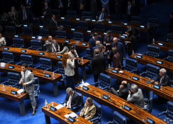 À frente, em pronunciamento, senador Irajá (PSD-TO).