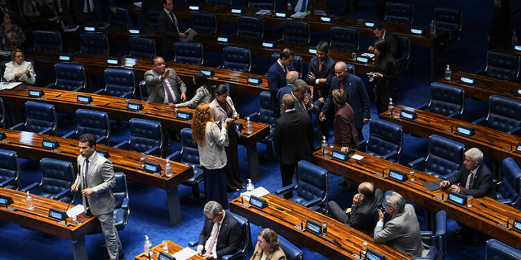 À frente, em pronunciamento, senador Irajá (PSD-TO).