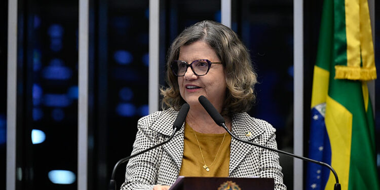 À tribuna, em discurso, senadora Teresa Leitão (PT-PE).