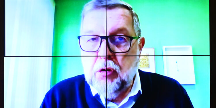 Na tela, relator do PL 3.420/2025, senador Flávio Arns (PSB-PR) em pronunciamento via videoconferência.