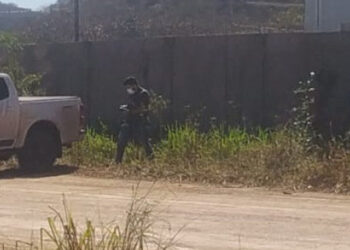 Cadáver carbonizado é encontrado coberto por sacos de lixo em MS