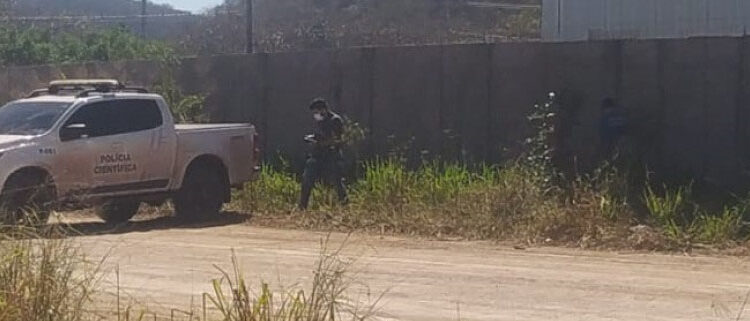 Cadáver carbonizado é encontrado coberto por sacos de lixo em MS