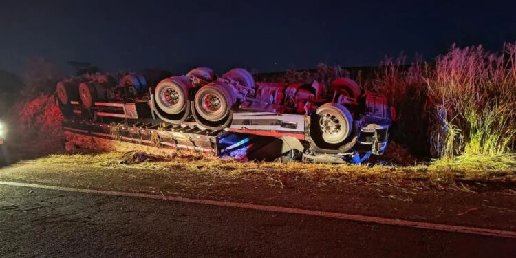 Tombamento de caminhão na BR-267 deixa caminhoneiro morto em Bataguassu