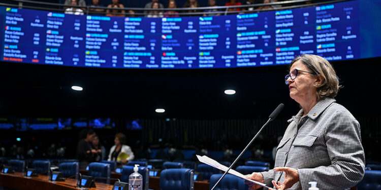 À bancada, em pronunciamento, senadora Teresa Leitão (PT-PE).