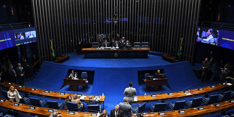 Senador Irajá (PSD-TO) em pronunciamento à bancada.