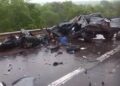 BR-163 vira cenário de destruição após carro bater de frente com carreta